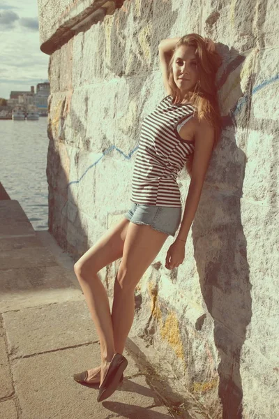 Portrait d'une jeune femme élancée en T-shirt, gilet — Photo