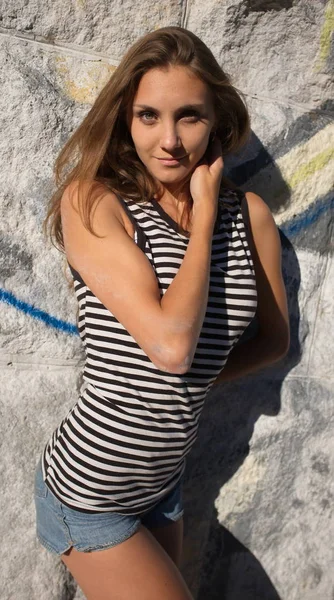 Porträt einer schlanken jungen Frau in T-Shirt, Weste — Stockfoto