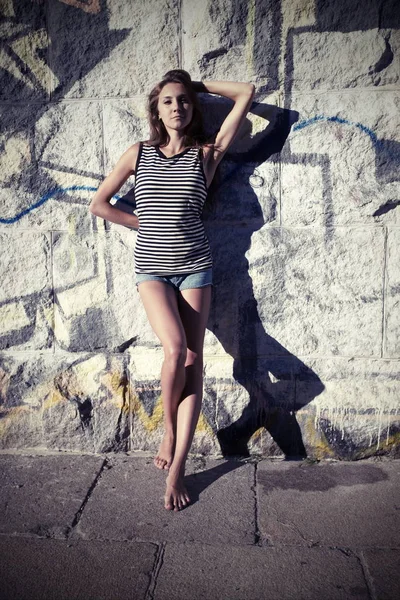 Portrait d'une jeune femme élancée en T-shirt, gilet — Photo