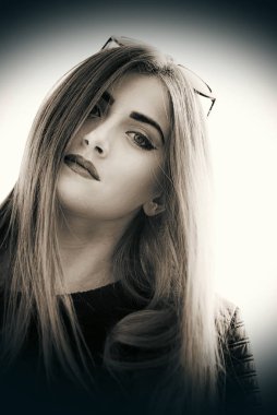 Genç bir kadın, doğal bir görünüm portresi (yüz)