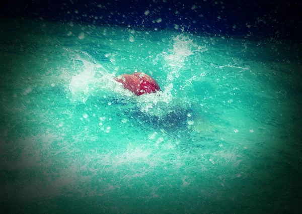 Femme cul dans un maillot de bain rouge — Photo