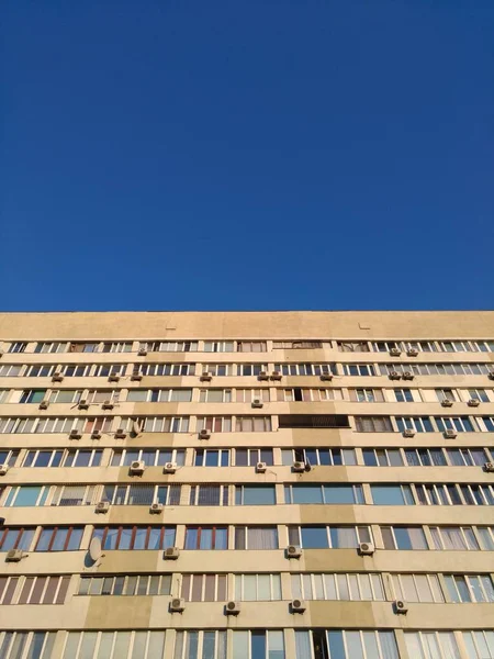 Edificio de arquitectura urbana con aire acondicionado — Foto de Stock