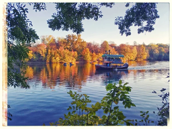 Uman, Sofiyivka Park, zevk tekne yüzen — Stok fotoğraf