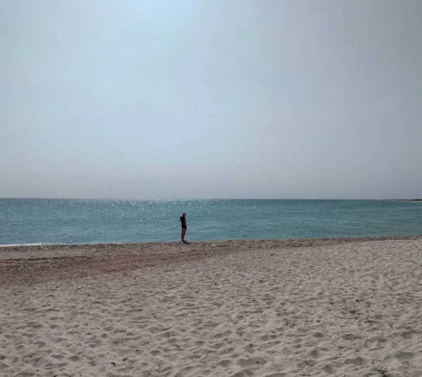 Woman standing on the beach — Stock Photo, Image