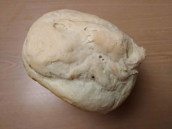 Pâine albă pe o masă de lemn — Fotografie, imagine de stoc
