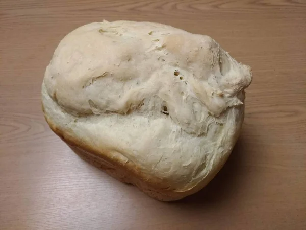 Pão branco em uma mesa de madeira — Fotografia de Stock