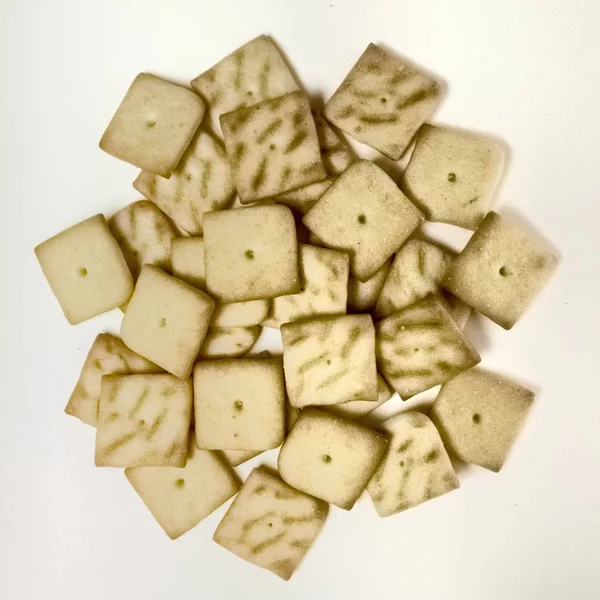 Biscuits craquelins isolés sur papier blanc macro — Photo