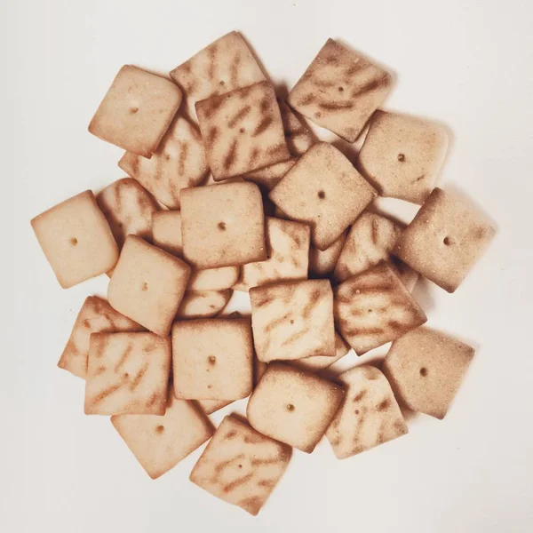 Крекери з печивом ізольовані на білому папері макрос — стокове фото