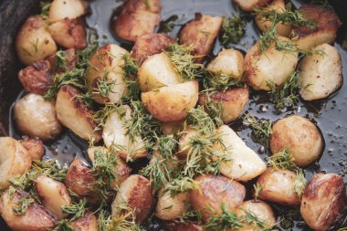 dereotu kızartma tavada kızarmış tavuk