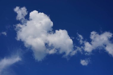 Mavi gökyüzü, beyaz bulutlar
