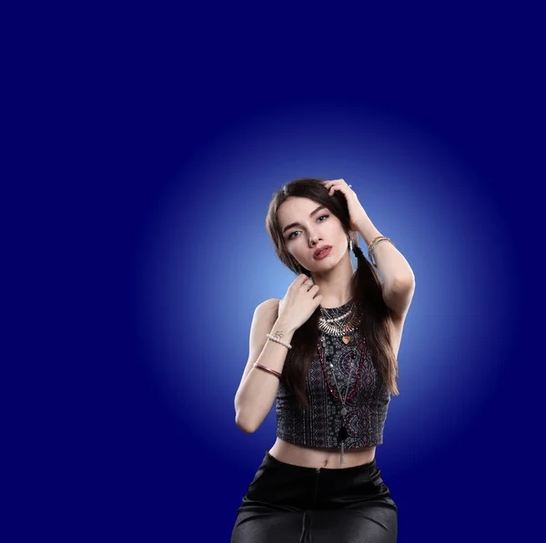 Retrato de uma menina posando no azul — Fotografia de Stock