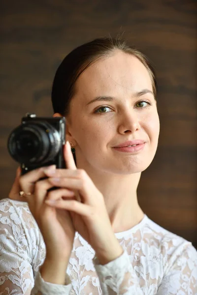 Νεαρή γυναίκα με κάμερα — Φωτογραφία Αρχείου