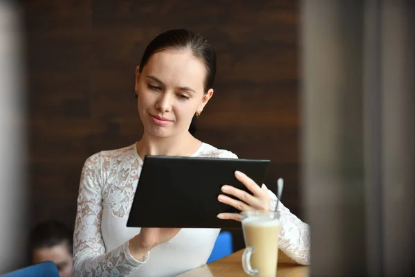 Wanita muda yang bekerja dengan tablet — Foto Stok Gratis