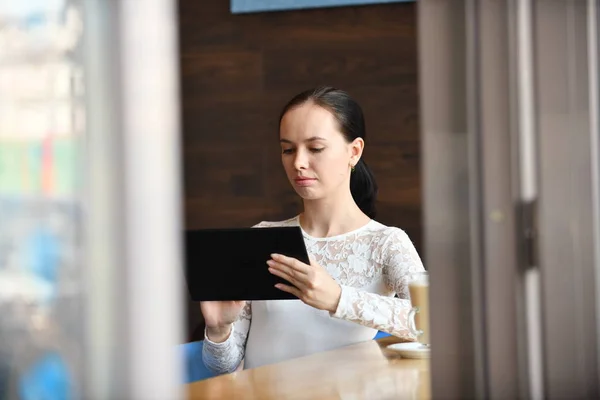 Jonge vrouw die werkt met tablet — Stockfoto