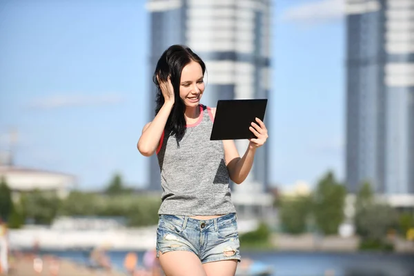Wanita muda menggunakan tablet digital — Stok Foto