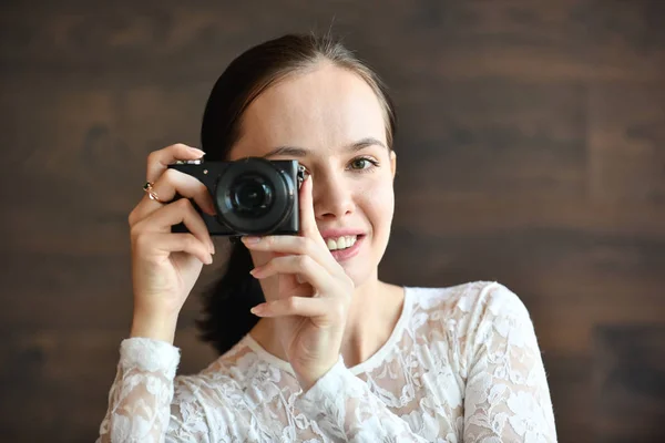 Ευτυχισμένη νεαρή γυναίκα με ψηφιακή φωτογραφική μηχανή — Φωτογραφία Αρχείου