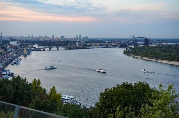 Vista della città di Kiev con il trasporto dell'acqua Dnieper — Foto Stock