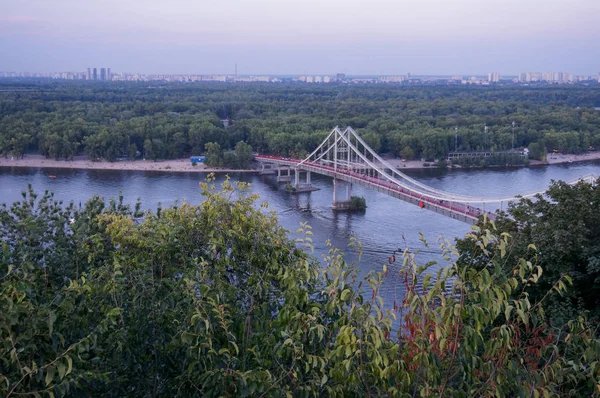 Київ, пішохідний міст через Дніпро — стокове фото