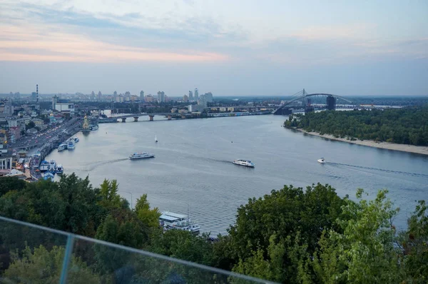 Вид города Киева с водным транспортом Днепра — стоковое фото