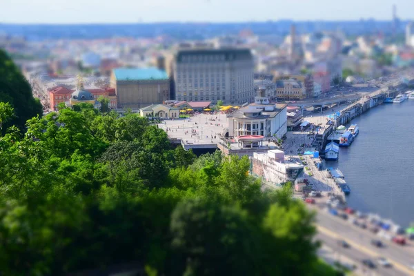 Летняя панорама города с миниатюрным эффектом — стоковое фото