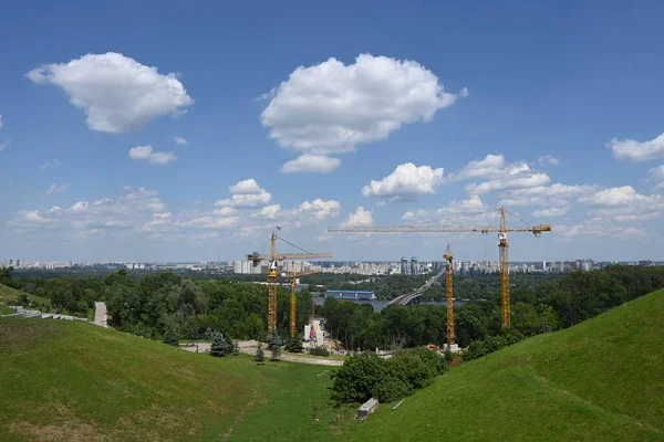 Облака над городом в летний день. — стоковое фото