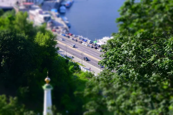 Летняя панорама города с миниатюрным эффектом — стоковое фото
