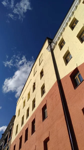 Fragment de mur de briques contre un ciel bleu — Photo