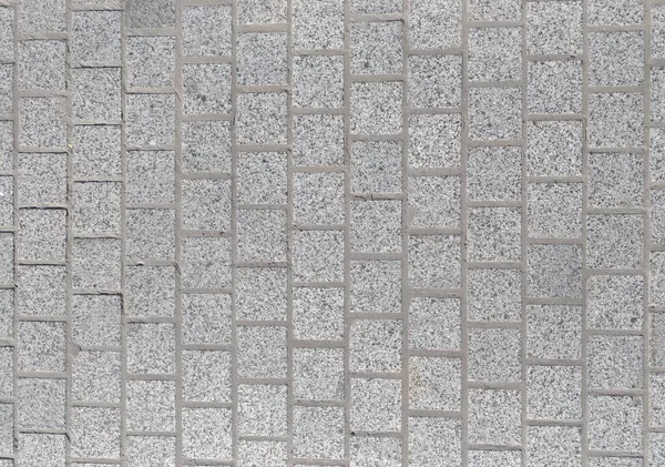 Фрагмент тротуару, оброблений витонченим полірованим каменем — стокове фото