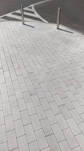 Pflastersteine auf der Straße mit Pollern — Stockfoto
