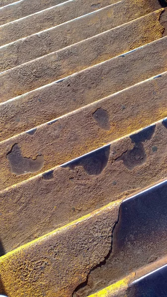 Escalera metálica oxidada texturizada con tonos amarillos — Foto de Stock