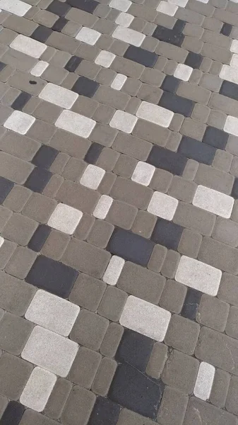 Мокрые тротуарные плиты, покрывающие пешеходную зону — стоковое фото
