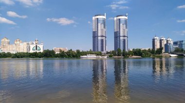 Binaları ve kilisesi olan Kiev Panoraması