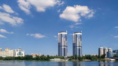 Binaları ve kilisesi olan Kiev Panoraması