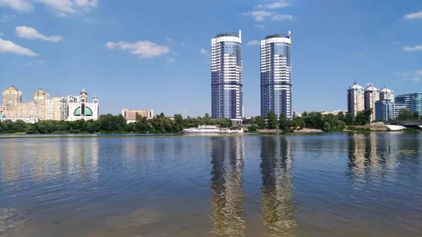Binaları ve kilisesi olan Kiev Panoraması