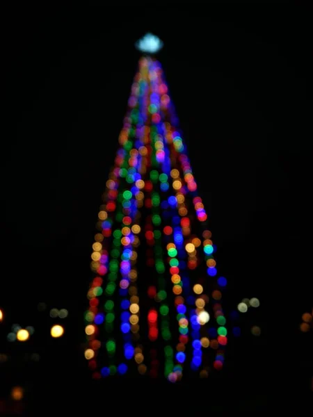 Χριστουγεννιάτικο δέντρο σε defocus, γυρίσματα τη νύχτα — Φωτογραφία Αρχείου