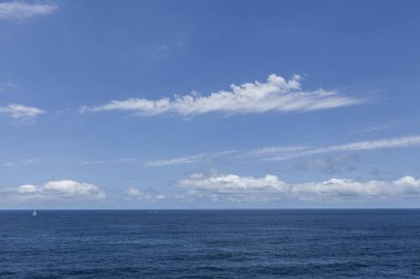 mükemmel gökyüzü, yelkenli tekne ve okyanus suyu