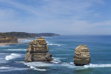 Victoria Avustralya'da büyük okyanus yolunda mavi gökyüzü ile on iki havariler