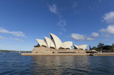 Gün ışığında Sydney Opera binasına bakış