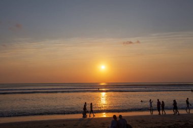 İnsanlar Seminyak (Kuta) Bali'de gün batımının tadını çıkarıyor - Endonezya