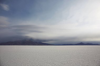 Bulutlu Gökyüzüne Karşı Salar De Uyuni'nin Manzara Görünümü