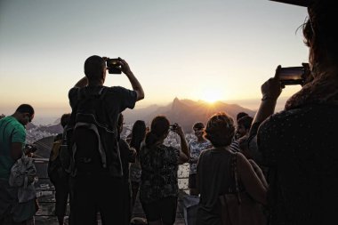 İnsanlar Sugarloaf teleferik hattında Morro da Urca fotoğraf çekmek