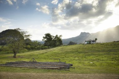 Bir yaz günü Vinales Vadisi'nde çarpıcı gün batımı, Küba