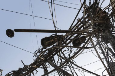 Kablosu arapsaçı içinde elektrik direği