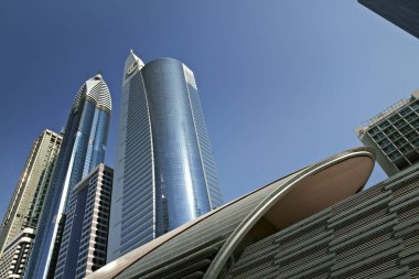 içinde dubai siluetinin mavi gökyüzü yüksek gökdelenler Panoraması
