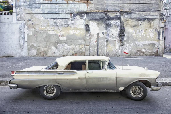 Šedá Zelená Americké Auto Stále Běží Ulicích Kuby — Stock fotografie