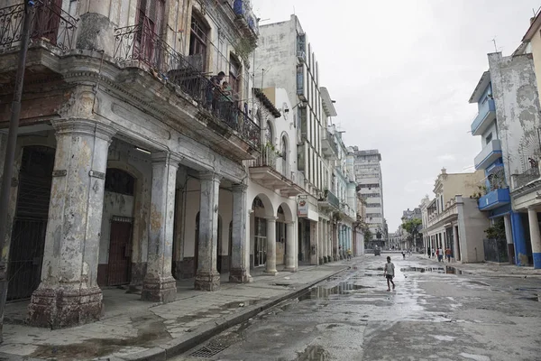 Staré Budovy Chodící Lidé Ulici Starého Města Havana — Stock fotografie