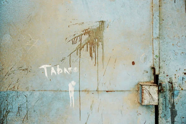 Havana, Küba'da yıkık metal kapı dokusuna