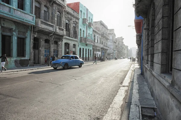 Typische Straßenszene Mit Menschen Und Bunten Gebäuden Havanna Ist Die — Stockfoto