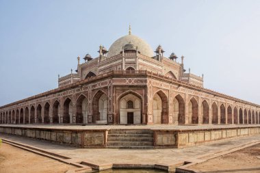 Hindistan, Delhi, Humayun 'un Mezarı, Hamida Banu tarafından 1565-72 yılları arasında inşa edildi. Hint mimarisindeki Pers etkisinin ilk örneği.