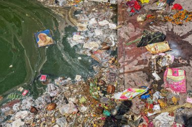Plaj tropikal Deniz kirliliği. Plastik çöp, köpük, ahşap ve kirli atık yaz günü plajda